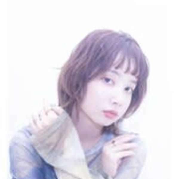 ミディアムヘア　グレーベージュ　ウルフ　前髪パーマ|Menon