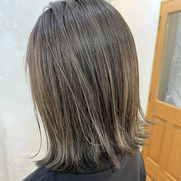 オリーブグレージュ