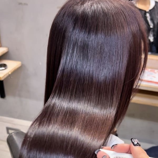 前髪パーマとレッドブラウンカラーのフルバング大人レイヤー|Hair art chiffon 川口店