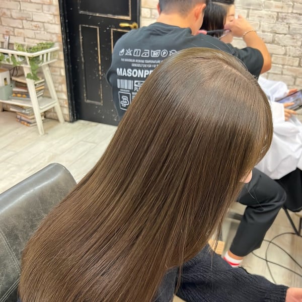 前髪パーマとグレーベージュの薄めバング大人レイヤーロング|Hair art chiffon 川口店