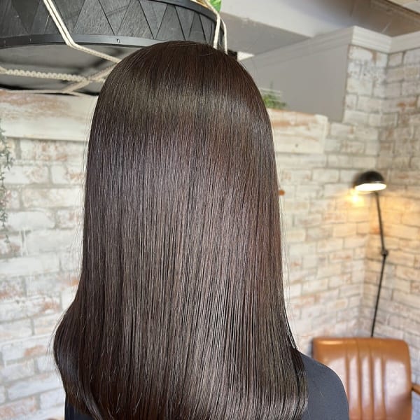 前髪パーマとレッドブラウンカラーのフルバング大人レイヤー|Hair art chiffon 川口店