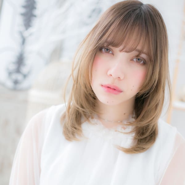 外国人風へムライトくびれミディ小顔セミディ ハイトーンカラー