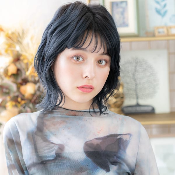 ブルーグレージュ小顔透け感ミディアムウルフ　ニュアンスカラー