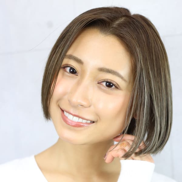 大人かわいいハイライトストレートボブ
