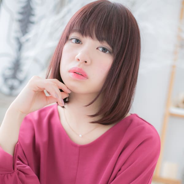 ピンクベージュ大人ガーリー小顔前下がりボブ ヘルシースタイル