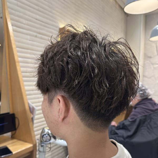 スパイラルパーマメンズマッシュ刈り上げ　奥東巧真