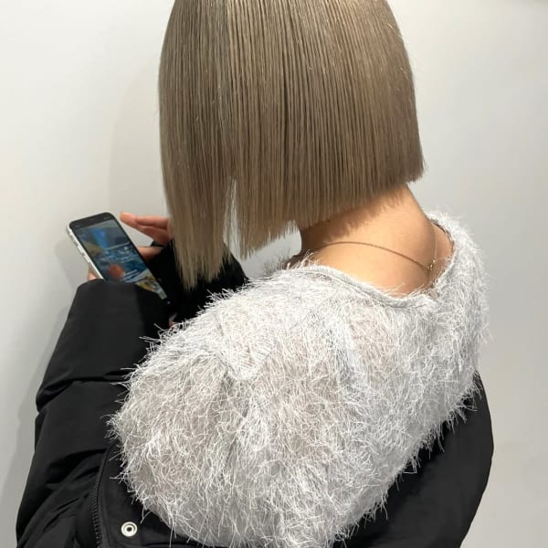 前下がりパツッとハイトーン　切りっぱなしストレート　