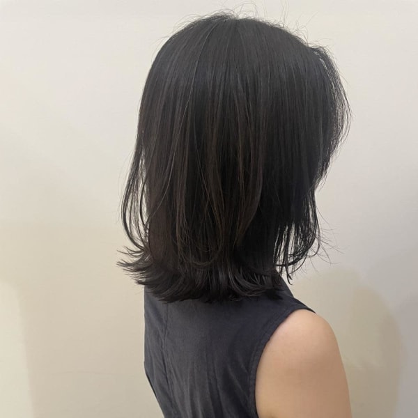 ちょこっとレイヤーで動きのあるミディアムスタイル♪ 【横浜】