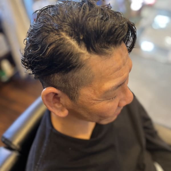 クイーンズランドの風になびく大人グローバルツーブロックパーマ