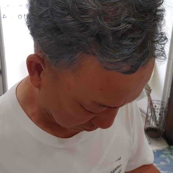 ワイルドパーマにシルバーグレイ