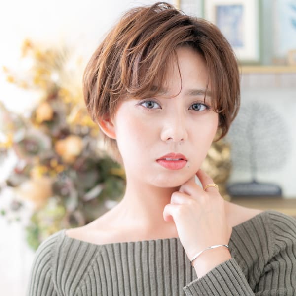 アシンメトリー小顔くせ毛風ミニボブマッシュ ハイトーンカラー