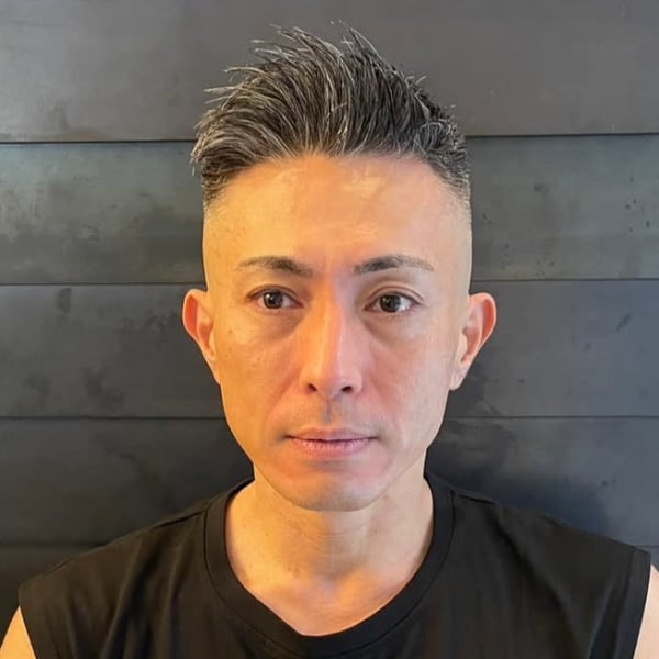 アップバング スキンフェード グレイヘア