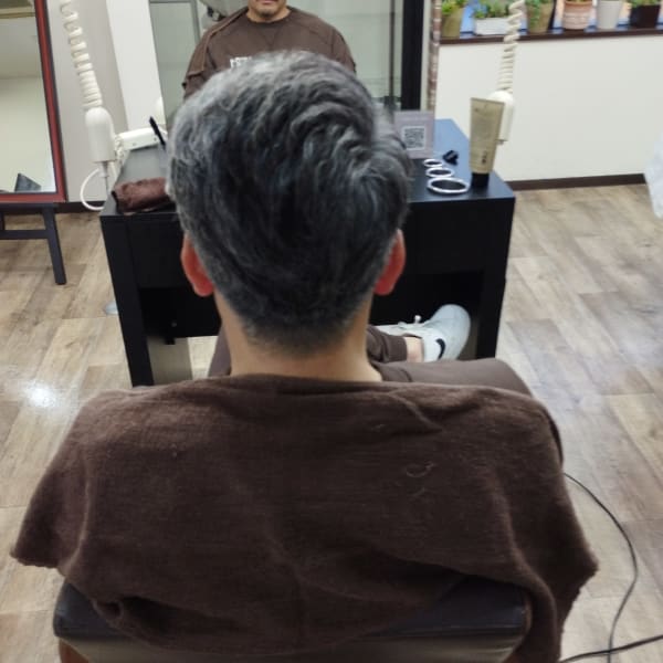 ジェル仕上げでくずれない艶のあるビジネススタイル