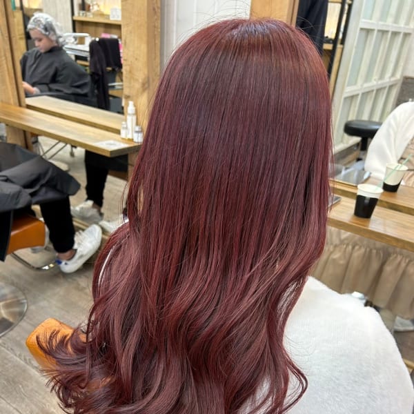 大人レイヤーロングハッシュカット似合わせカットレッドブラウン