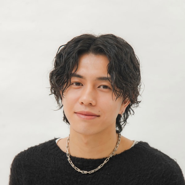 スパイラルパーマ×センターパート