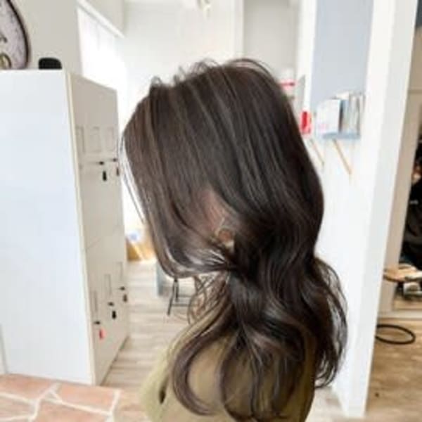 大人可愛いくびれレイヤー20代30代40代ミディアム