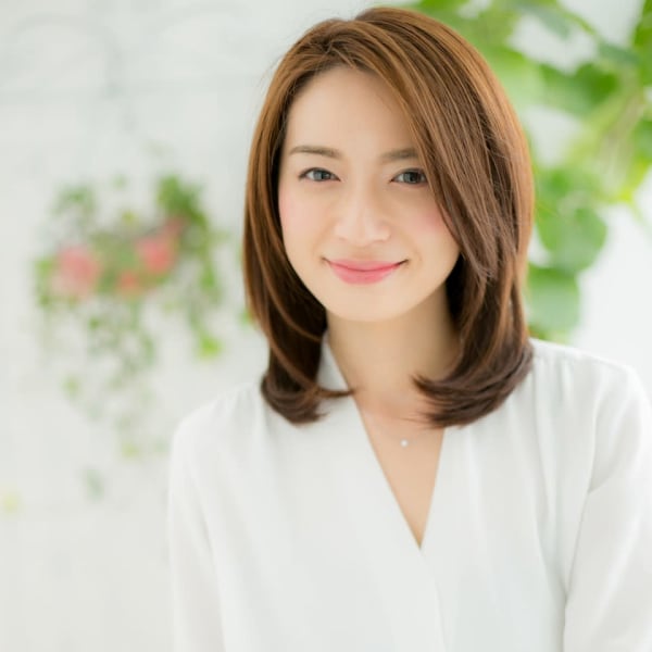 暖色系カラー×内巻きワンカールセミディ