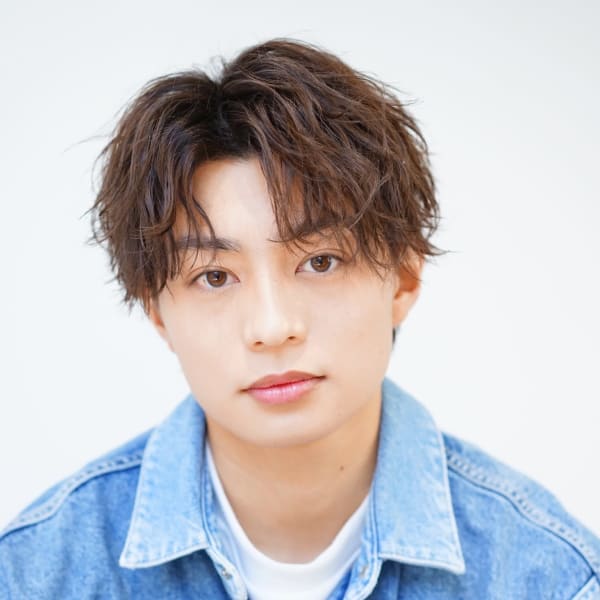 ツイストスパイラル波打ちスパイラルセンターパート刈り上げ束感