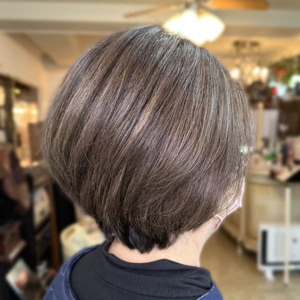絶壁解消ショートボブ×抜け感ハイライトで白髪ぼかし|髪質改善/脱白髪染め白髪ぼかし ALUFA atelierM