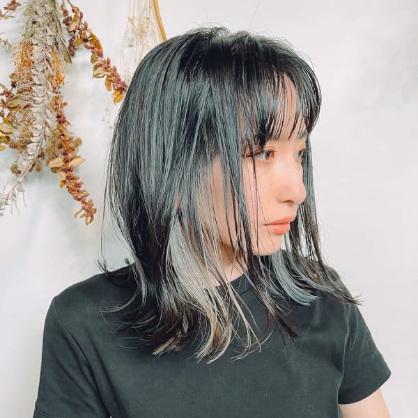 【JILL】アクセサリーカラーの外ハネセミディ