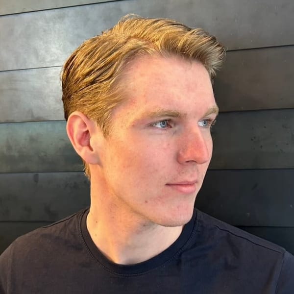 サイドパート ブロンドヘア メンズショート アップバング