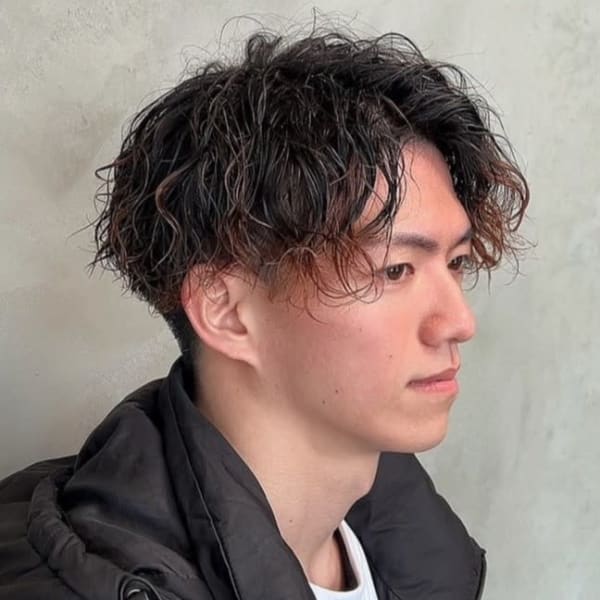 スパイラルパーマ　ツーブロック　センターパート