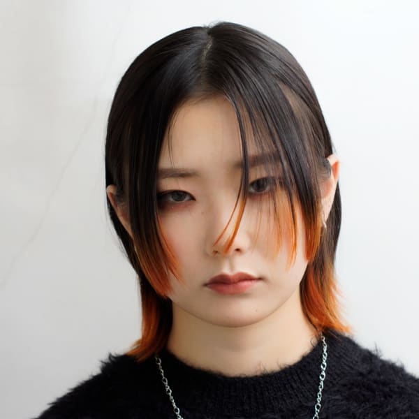 毛先だけブリーチできつねカラー！顔周りには姫カットでレイヤー|SOLANA