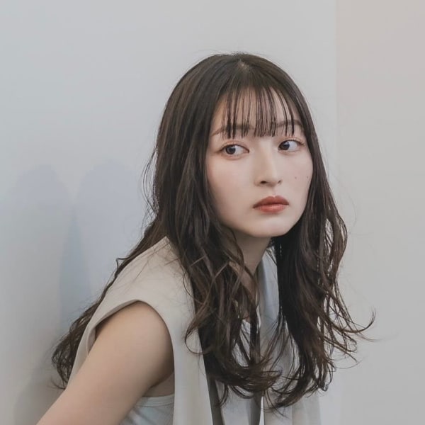 暗めカラーグレージュくすみ ブルーニュアンスカール薄め バン|Ve-nus 山手店