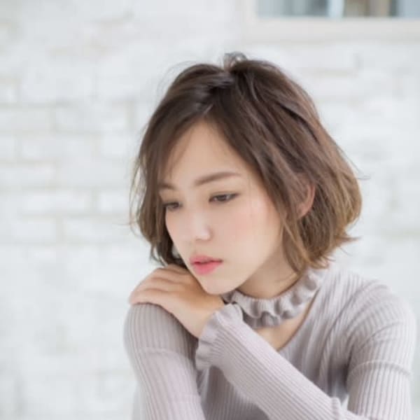 斜めバング小顔ひし形シルエット前下がりボブ