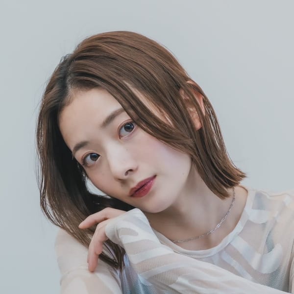 グレーベージュ大人ナチュラル外ハネ結べるショートボブ長め前髪|beauty:beast 一宮店