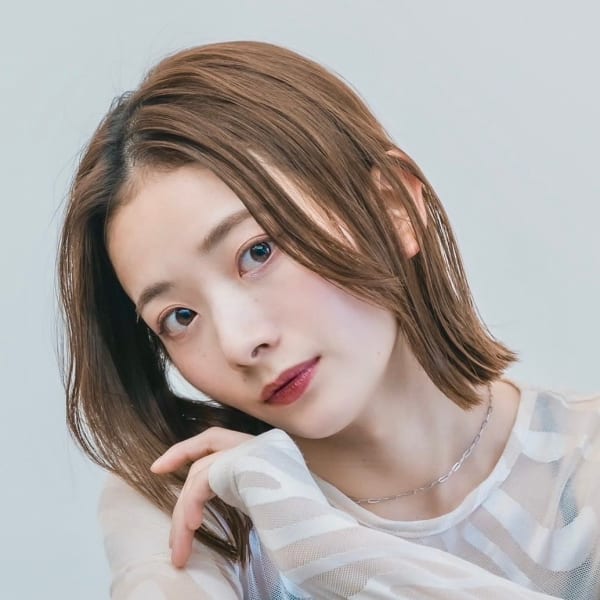 グレーベージュ⼤⼈ナチュラ ル外ハネ結べるショートボ ブ⻑め|ART HAIR UP-PU