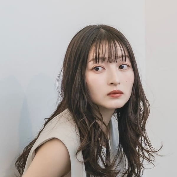 暗めカラーグレージュくすみブルーニュアンスカール薄めバンク|ART HAIR UP-PU