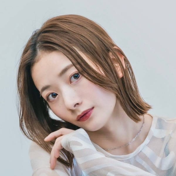 グレーベージュ大人ナチュラ ル外ハネ結べるショートボ ブ⻑め|beauty:beast 石垣店