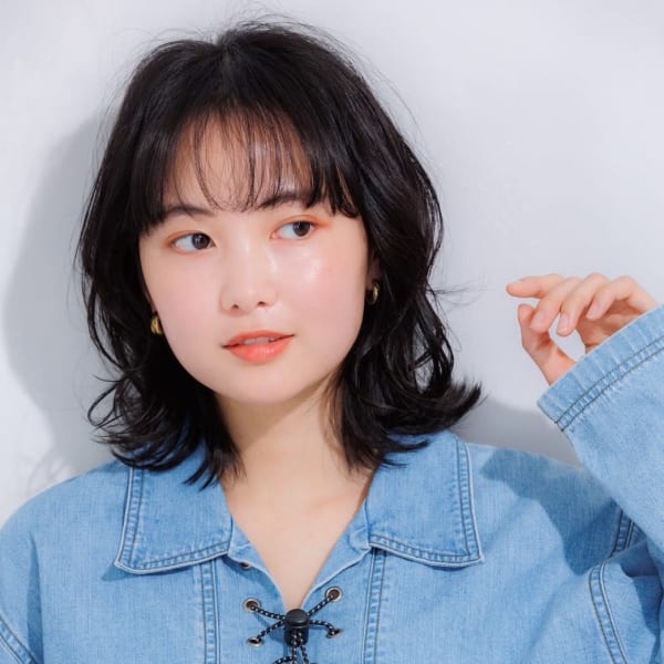 流行りのウルフスタイルにスタイリング簡単なラフなパーマスタイ