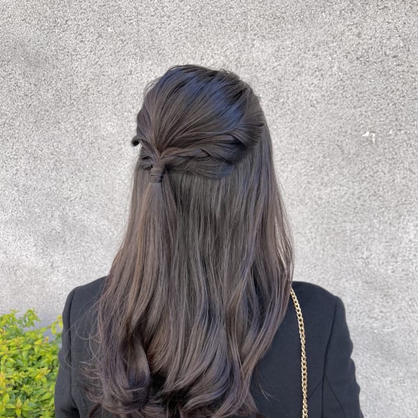 お呼ばれヘアセット人気スタイル　上品なハーフアップアレンジ