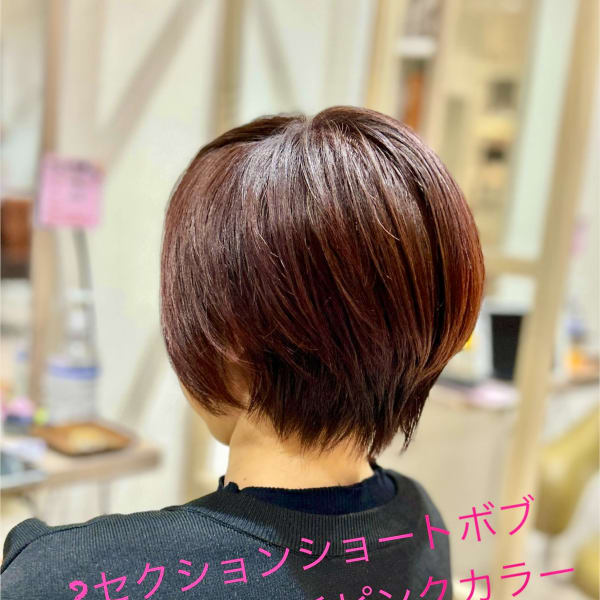 大人ショートボブ＆明るい白髪ぼかしピンクカラー