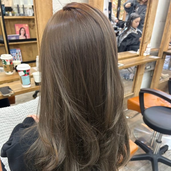 たっぷりレイヤーカットエアリーロング美髪フォギーベージュ渋谷