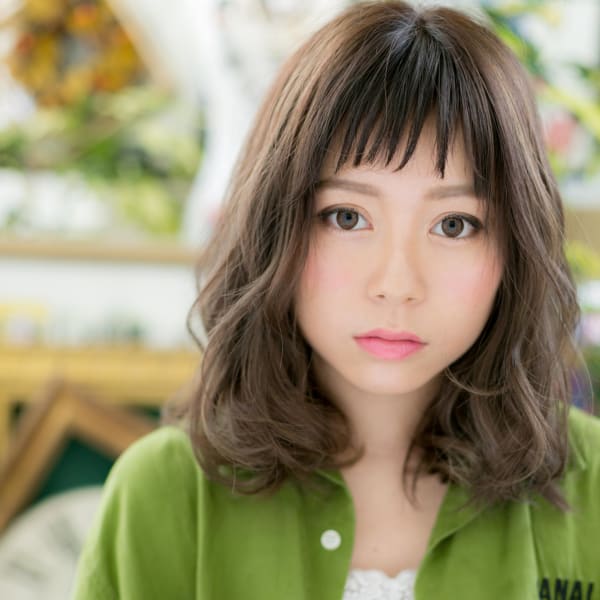 大人かわいい眉上バング小顔アンニュイヘア　カーキベージュ