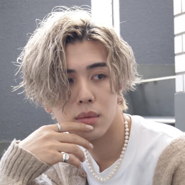 波巻パーマ×センターパート | QOL mens salon 立川(クオル メンズサロン)のヘアスタイル | 美容院・美容室を予約するなら楽天