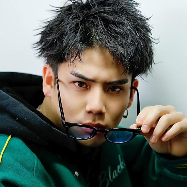 波巻パーマ×センターパート | QOL mens salon 立川(クオル メンズサロン)のヘアスタイル | 美容院・美容室を予約するなら楽天