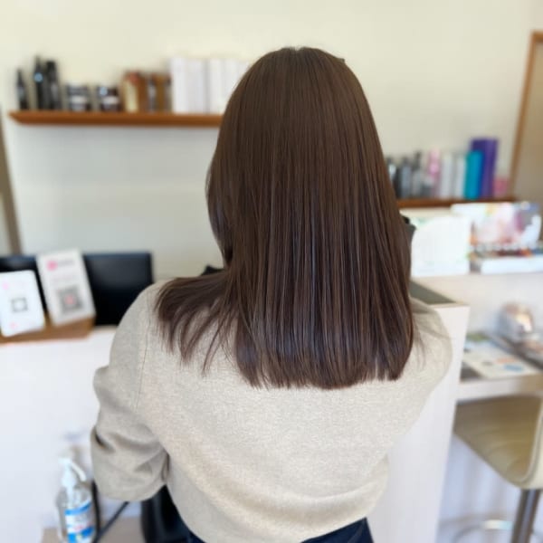 透け感のある艶ベージュカラー