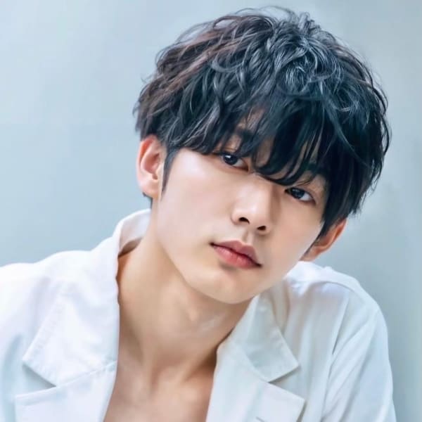 スーツ短髪ツーブロック束感モテる黒髪シークレットパーマ