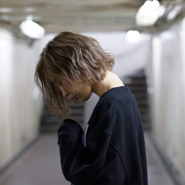 スモーキーアッシュグレージュのウェーブボブ|NeF