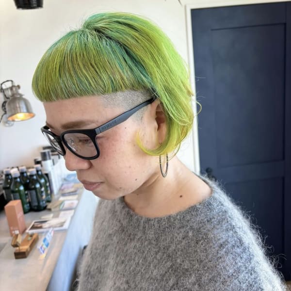 グリーンブリーチダブルカラー刈り上げボブ