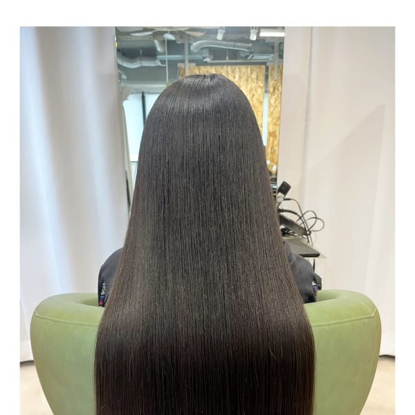 『シャキンとなり過ぎないナチュラルな』絹髪ロングストレート