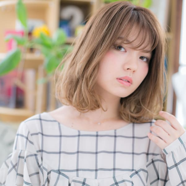 外国人風フレンチガーリー小顔ミディアムボブ ハイトーンカラー