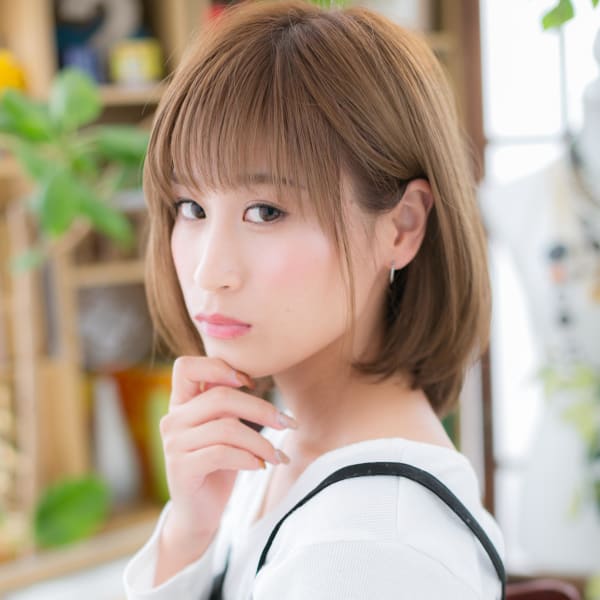 外国人風大人ハイライト前下がり小顔ミニボブ　アッシュオリーブ