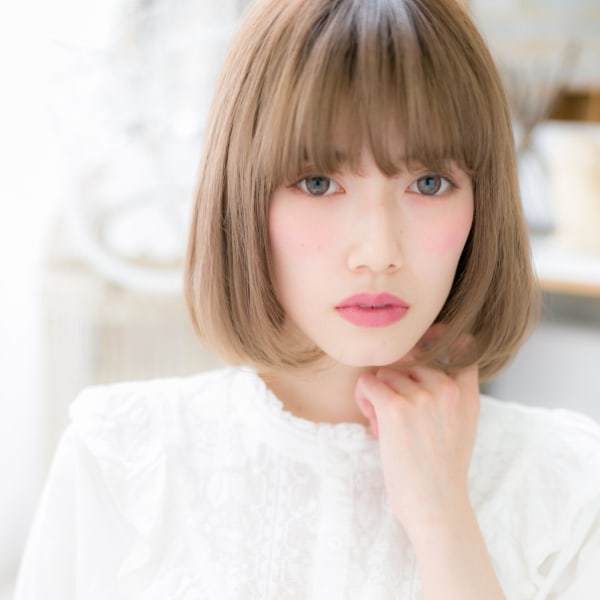 Aライン小顔内巻きワンカール前下がりボブ　ハイトーンカラー