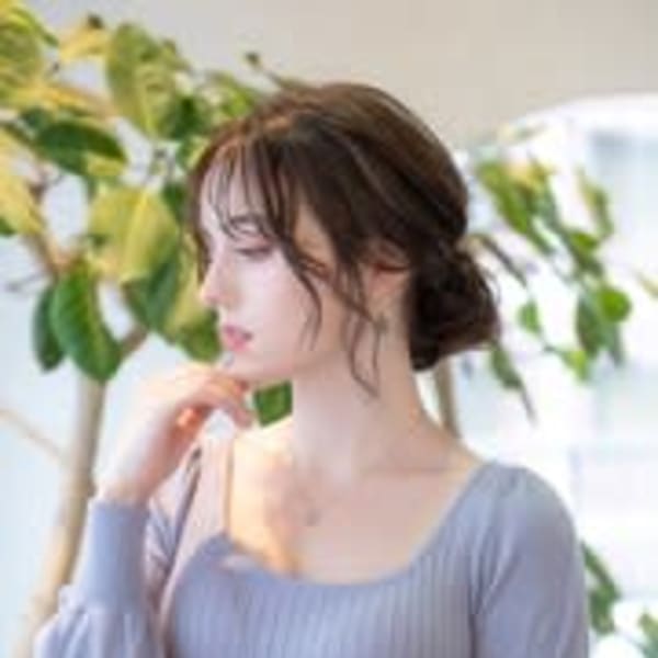 後れ毛が可愛いお呼ばれお団子アレンジ　シニヨン二次会結婚式