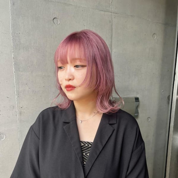 切りっぱなしボブ　ピンクベージュ　ミルクティーベージュ